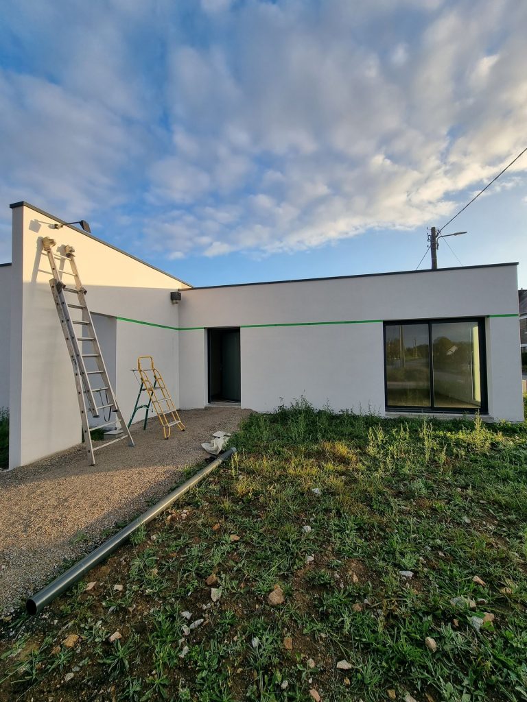 Ravalement de façade à Landaul, décoration sur mesure pour un cabinet d’ostéopathie - Avant