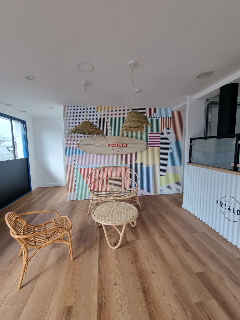 Pose d'un papier peint sur mesure dans une Pizzeria à Larmor Plage