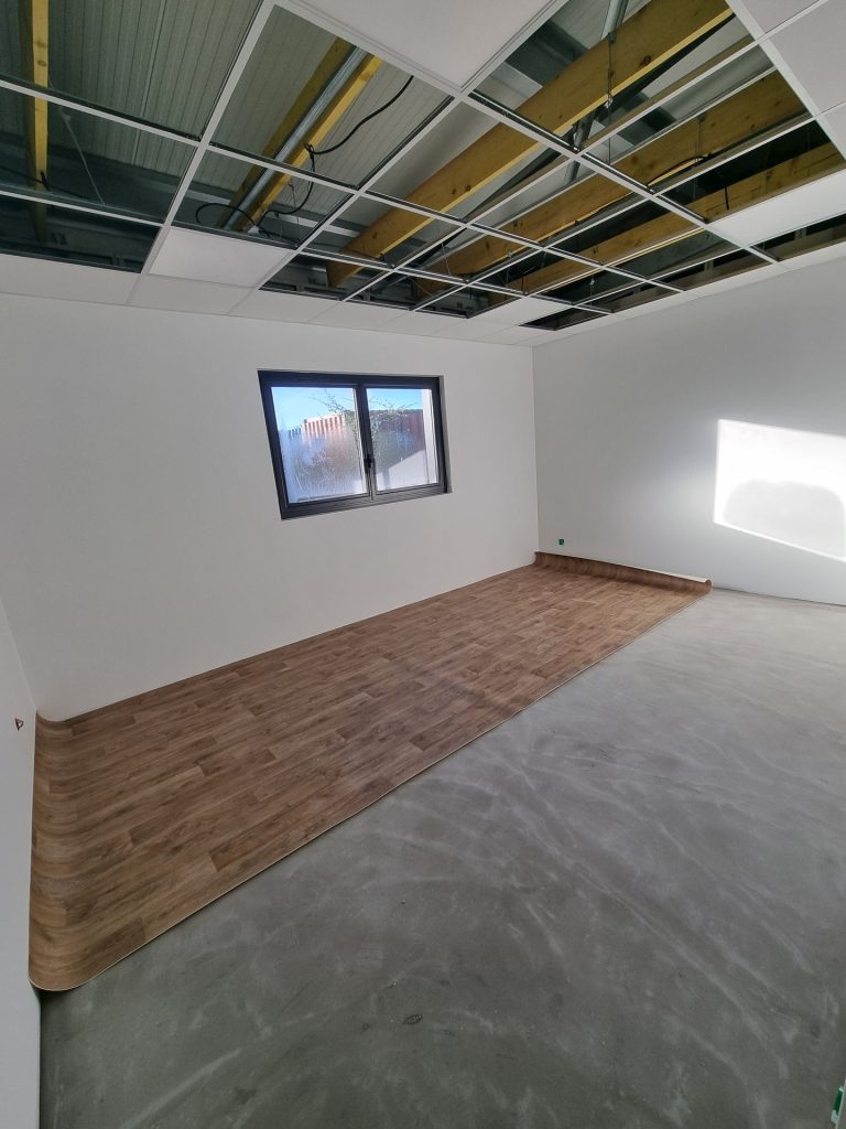 Pose de sol souple en PVC et travaux de peinture à Caudan 1