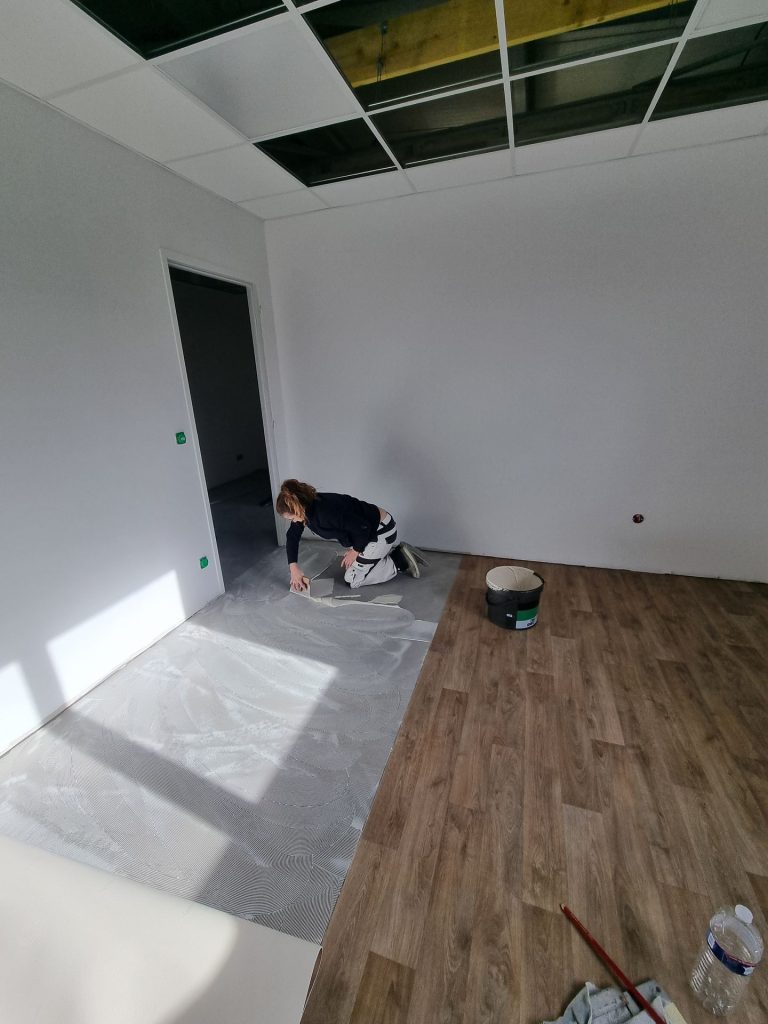 Pose de sol souple en PVC et travaux de peinture à Caudan 2