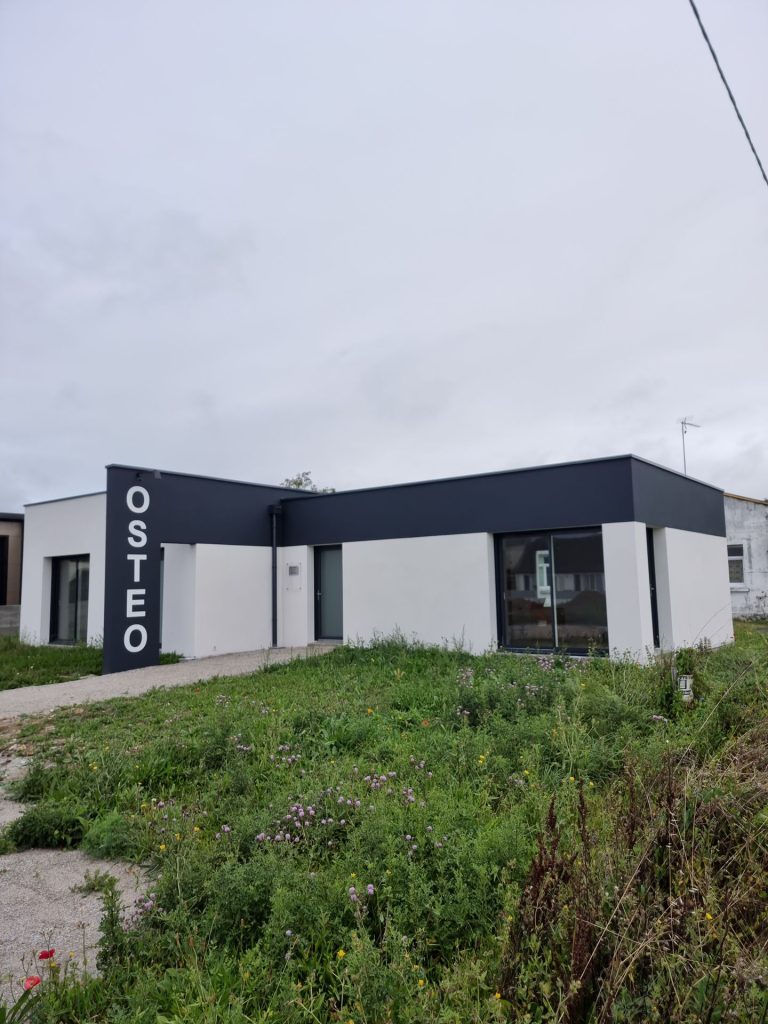 Ravalement de façade à Landaul, décoration sur mesure pour un cabinet d’ostéopathie - Après