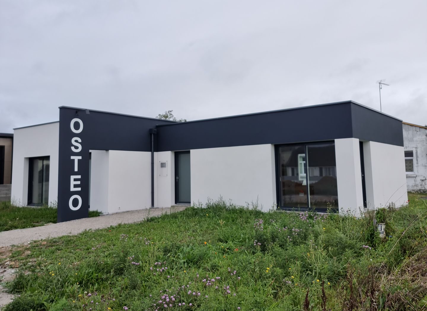 Ravalement de façade à Landaul, décoration sur mesure pour un cabinet d’ostéopathie